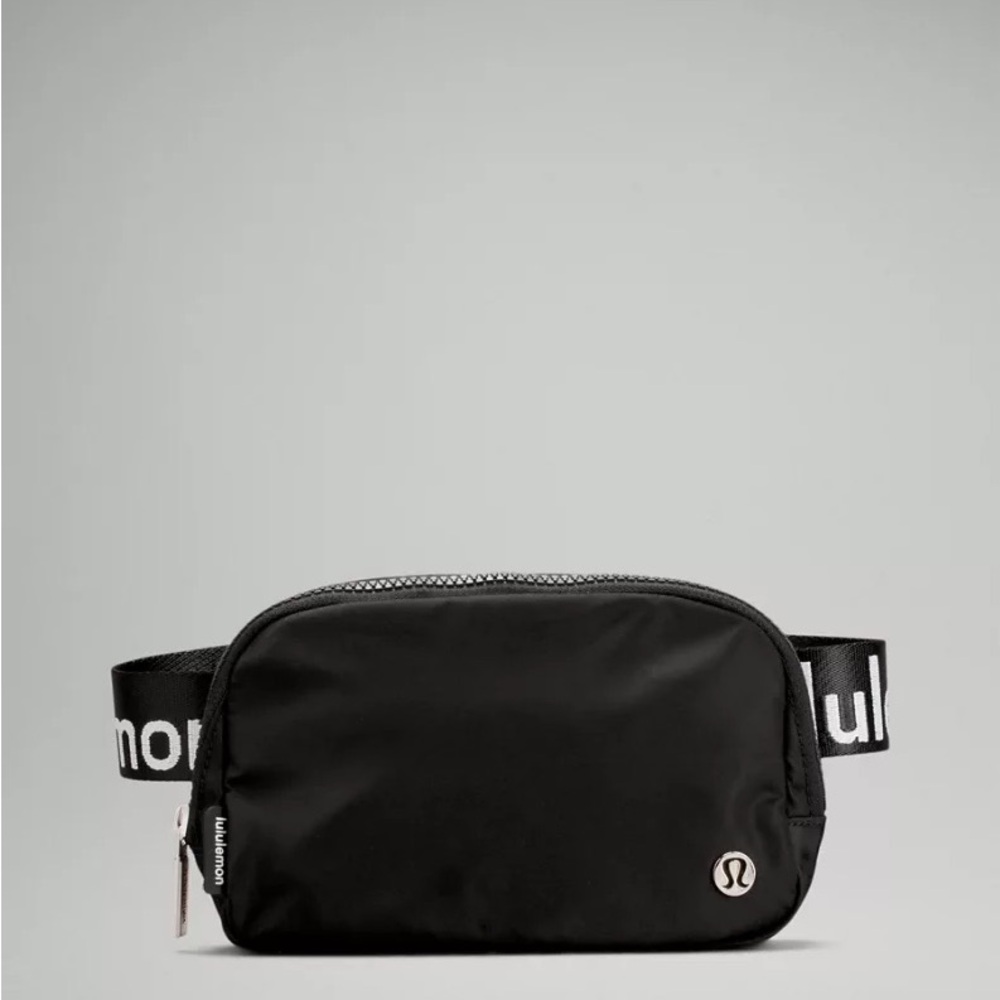 NWT lululemon Everywhere Belt Bag in Black and White Logo On strap 1L